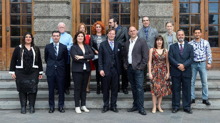 El elenco de &#039;Nabucco&#039;, ayer, en la fachada principal del teatro Pérez Galdós.