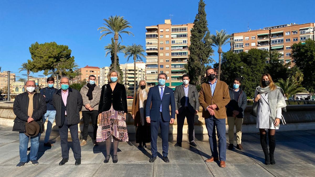 Concejales del PP posan en la Circular, donde ellos ponían el Árbol, que este año no está.