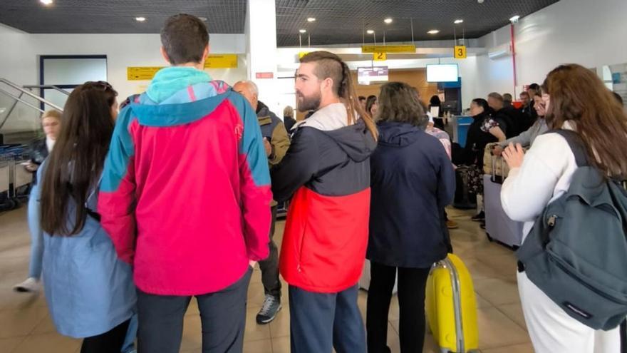 Españoles atrapados en el aeropuerto de las Azores, este martes.