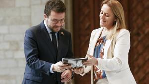El president Pere Aragonès y la consellera Natàlia Mas con la propuesta de nueva financiación.