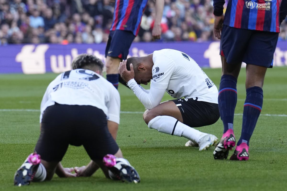 Los valencianistas se lamentan tras la derrota en el Camp Nou