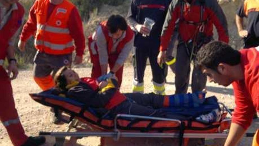 Dispositivo con helicóptero para rescatar a una mujer en la sierra de ...