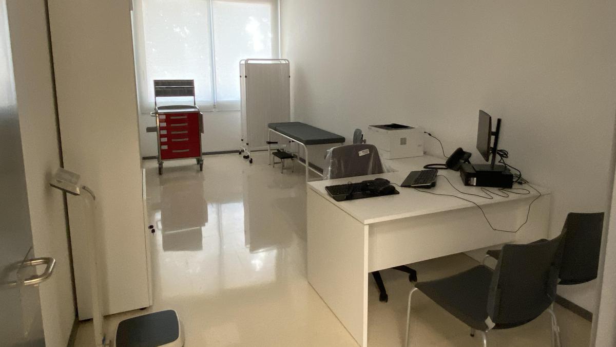 Sala de consulta en el Centro Médico Auxiliar Santa Cecilia de Quart de Poblet.