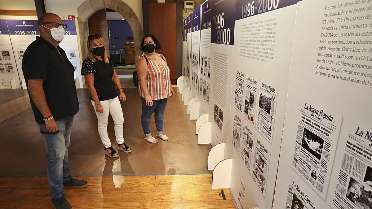 Tres de los visitantes que vieron la exposición de portadas de LA NUEVA ESPAÑA de Avilés durante su estancia en la Villa del Adelantado. | Ricardo Solís