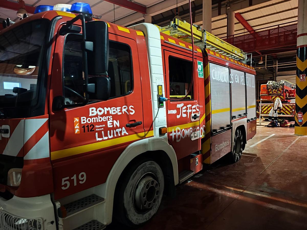 Uno de los camiones del Parque de Bomberos de Elche con pintadas