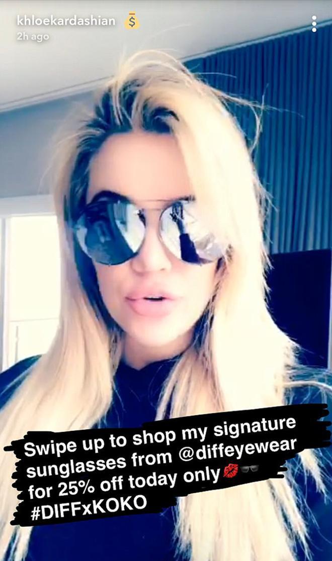 Khloe Kardashian con gafas de sol y reflejo de una almohada