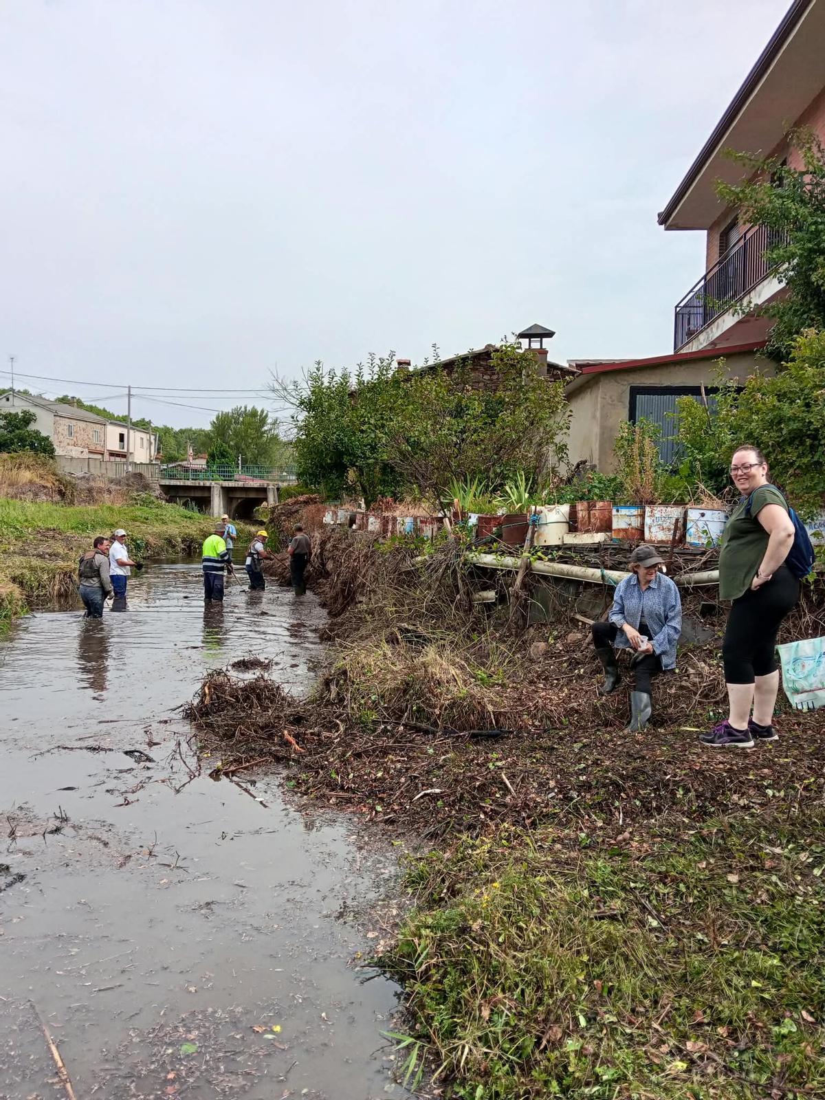 Vecinos de Riofrío se remangan para limpiar las aguas de su río