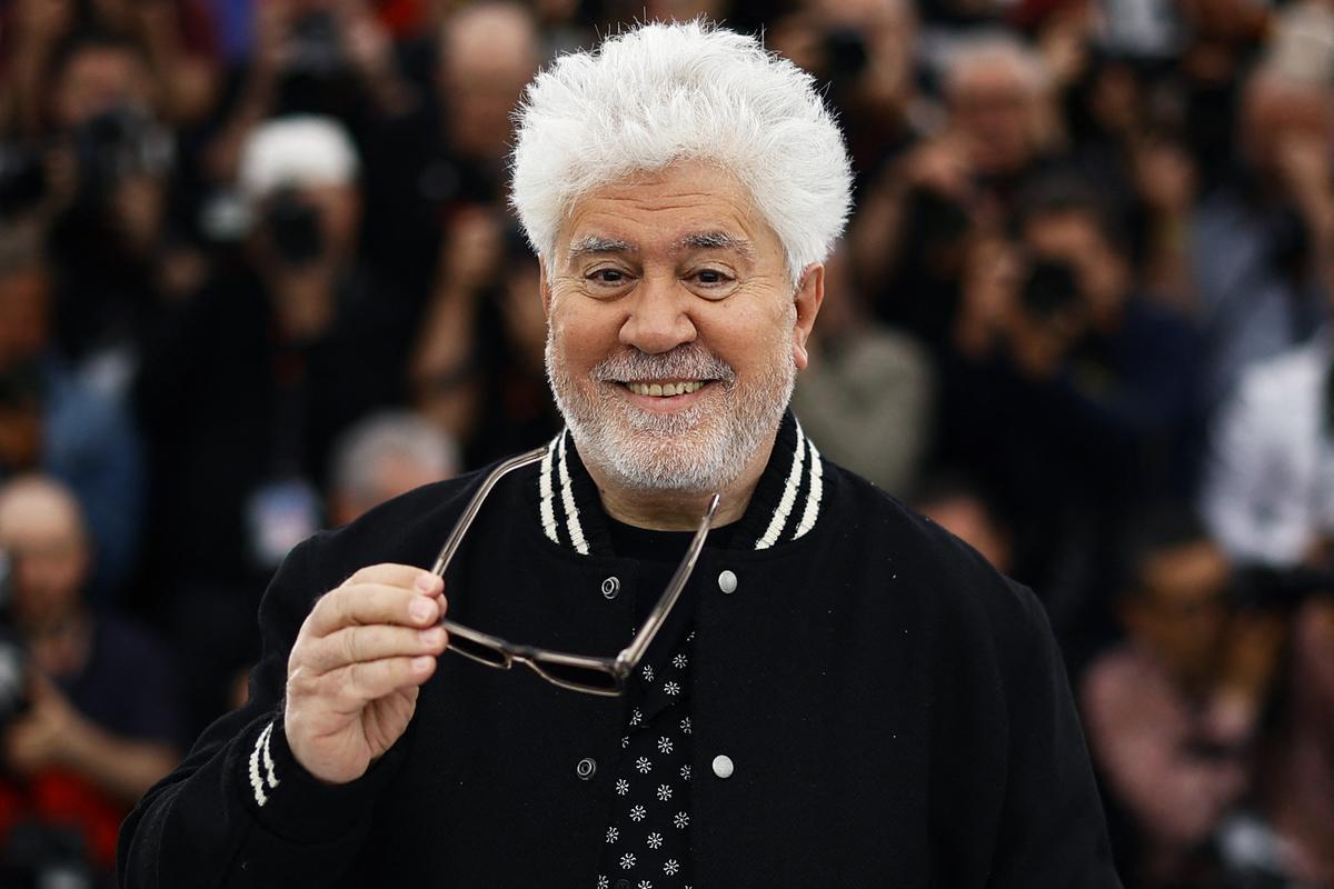 Pedro Almodóvar aterriza en Cannes. El cineasta estrena en Cannes el mediometraje ‘Extraña forma de vida’, con Ethan Hawke y Pedro Pascal, un wéstern protagonizado por dos gais que subvierte el género