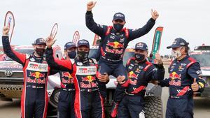 Peterhansel, a hombros de Al-Attiyah y Sainz tras conquistar la prueba.