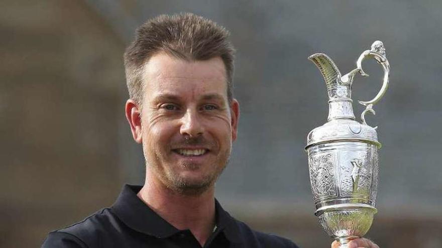 Henrik Stenson posa con la jarra que acredita al ganador. // Reuters