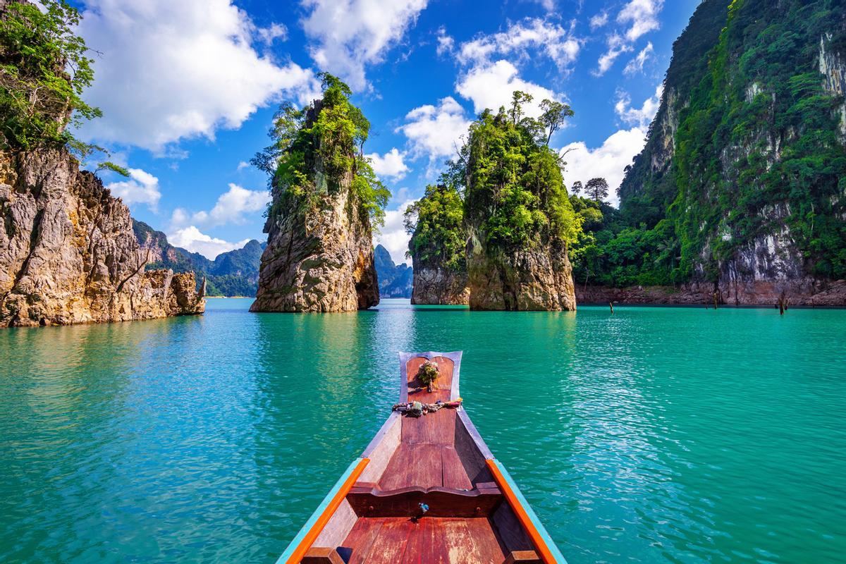 Hermosas montañas en la presa de Ratchaprapha en el Parque Nacional Khao Sok, provincia de Surat Thani, Tailandia.