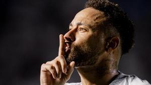 Neymar sale al rescate del Santos con dos goles extraclase