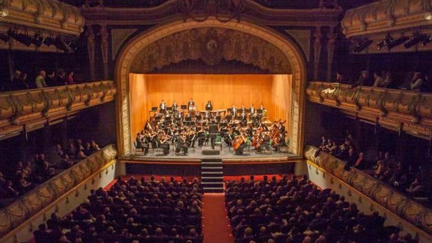 Cultura renovará el cortinaje del Gran Teatro y solicitará ayudas para un foso hidráulico