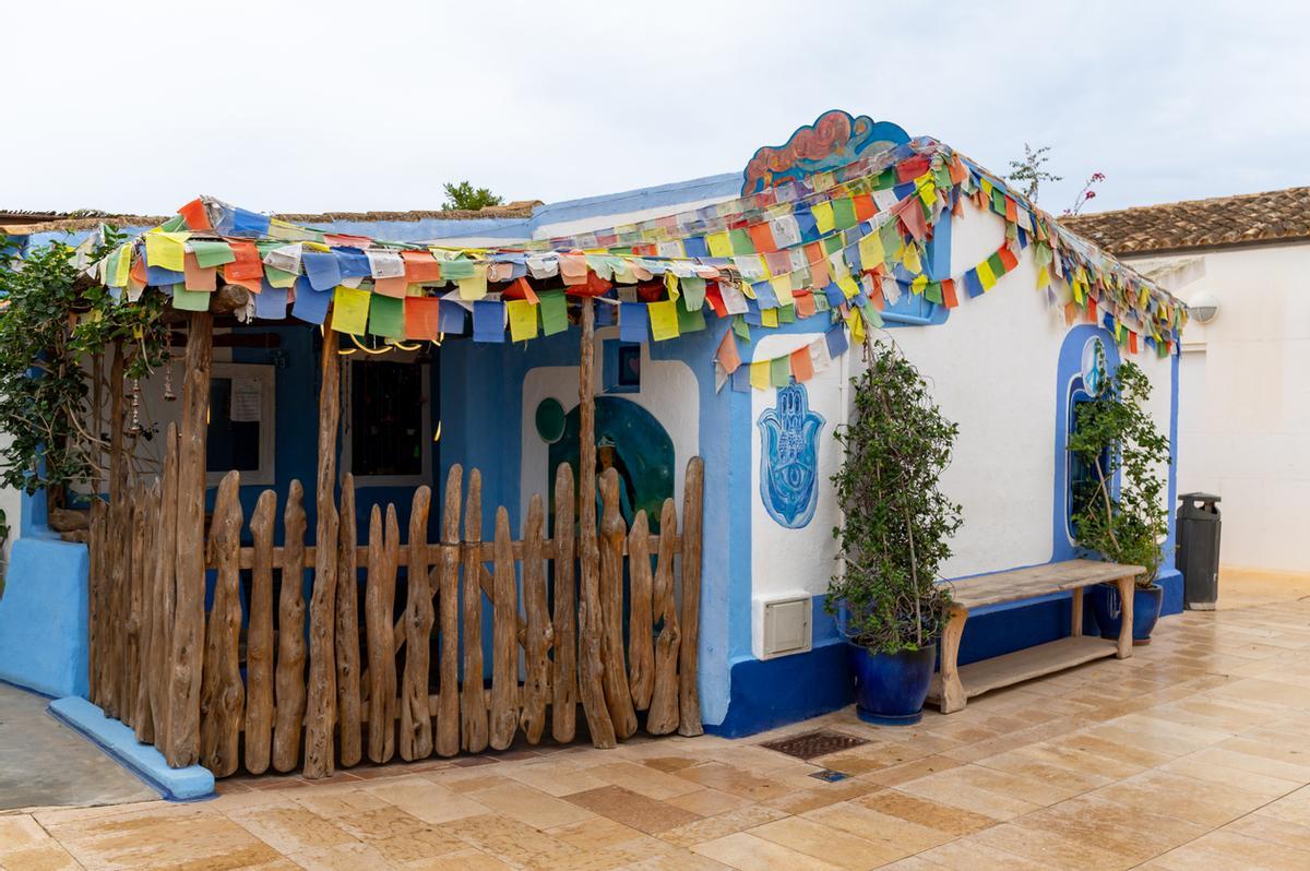¿Casita típica de la Polinesia? No, esta se encuentra en Sant Francesc Xavier, Formentera.