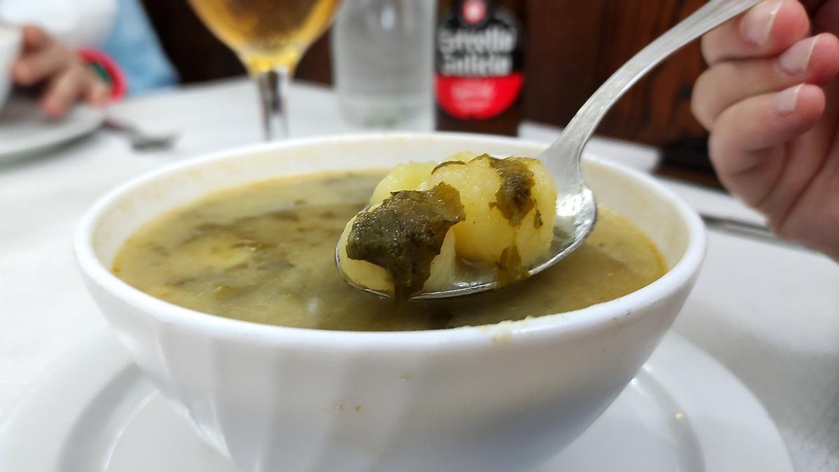 El caldo gallego con patata y grelo es el primer plato del menú de cocido gallego del restaurante Agarimo.