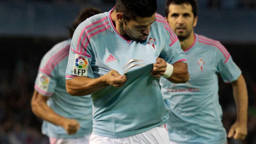 Nolito besa el escudo del Celta // JOSÉ LORES