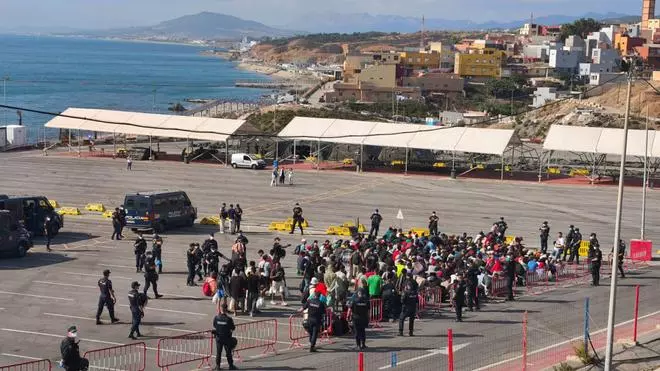 Empieza el realojo de los 1.800 migrantes que duermen en la playa de Ceuta en espacios temporales de acogida
