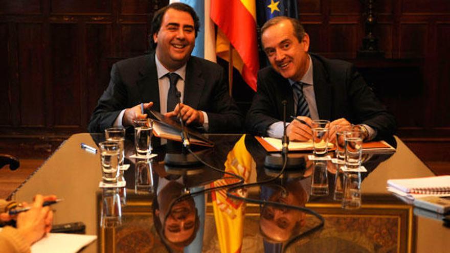 El exalcalde, Carlos Negreira, y el presidente del Puerto, Enrique Losada, en la firma del convenio en 2012.