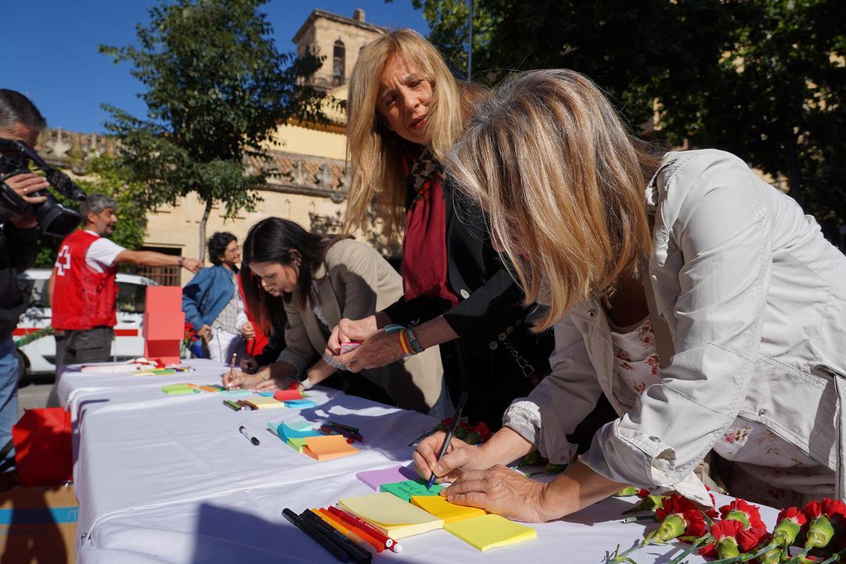 Cruz Roja Córdoba reivindica la igualdad en el trabajo con 'Clavel por la Igualdad'.