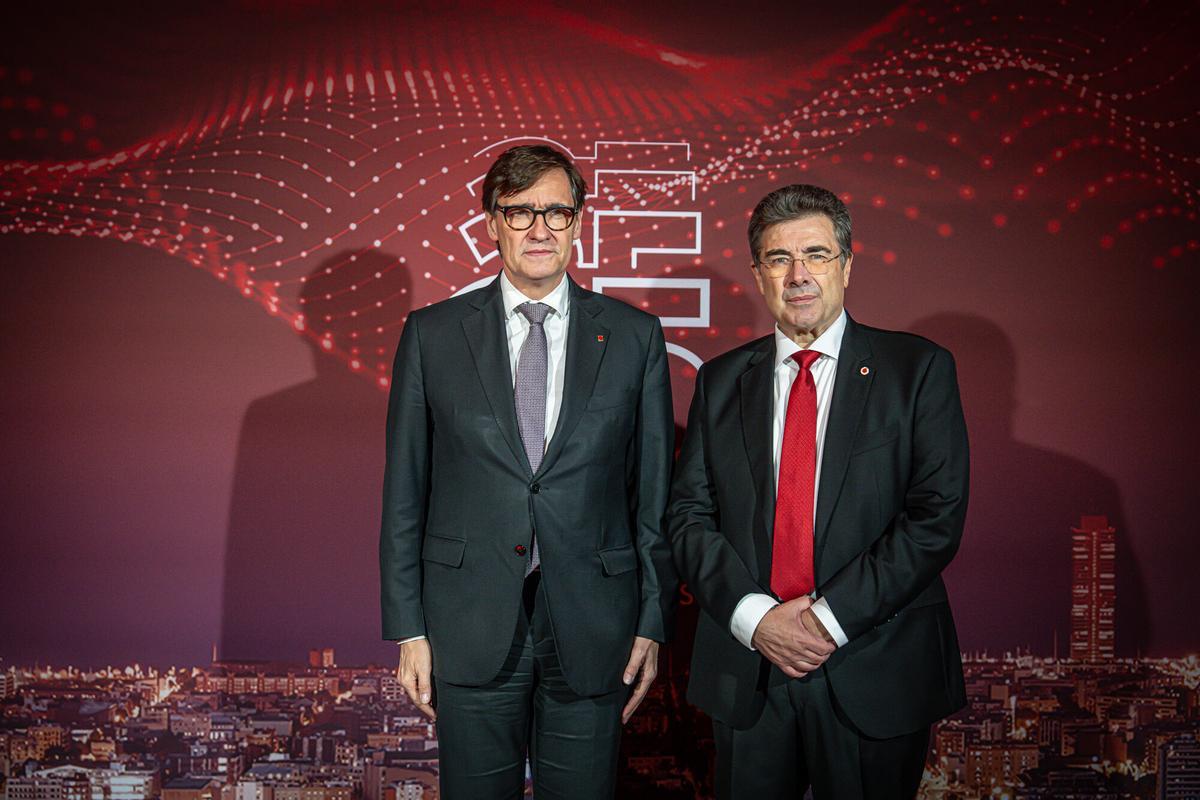Barcelona, 30/10/2025 Economía.  Gala 25 aniversario Vodafone, Catalunya. PERSONA: Salvador Illa, President de Catalunya i José Miguel García, CEO de Vodafone España. AUTOR: MANU MITRU