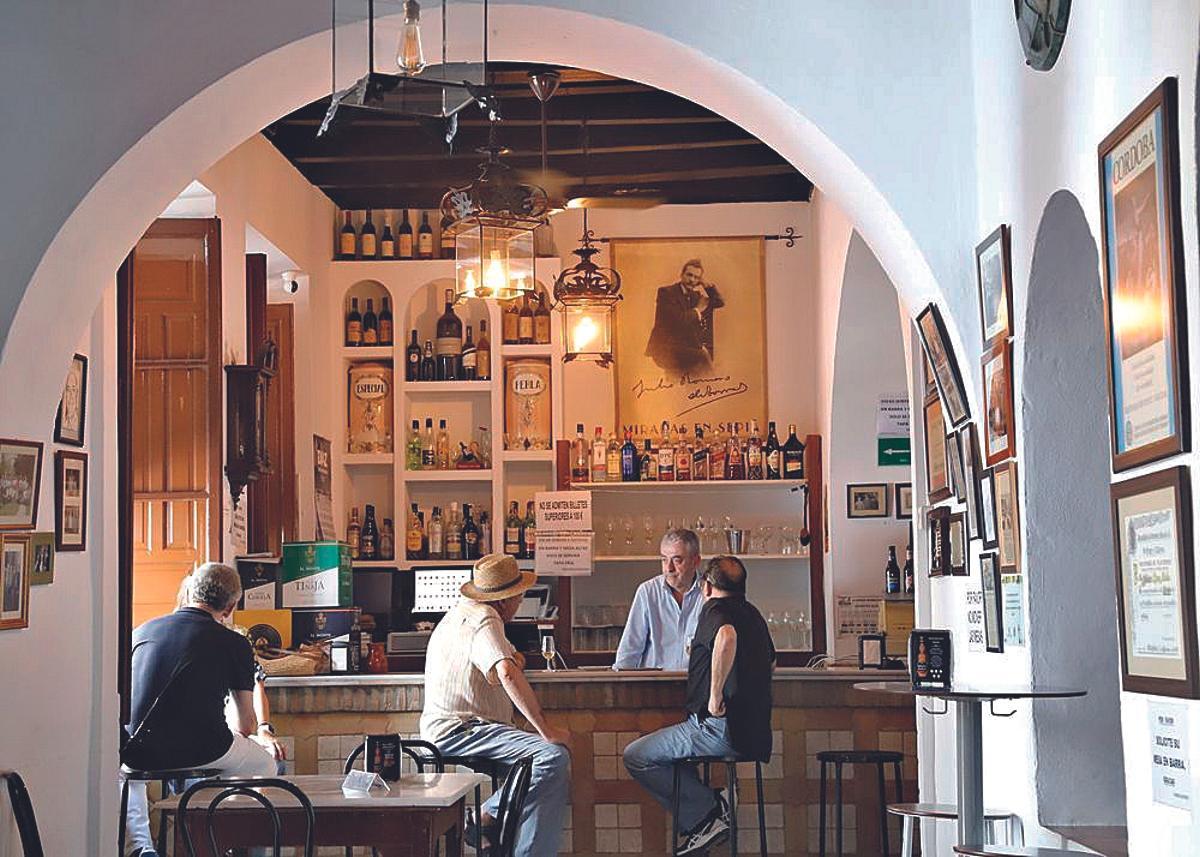 Imagen del interior de la taberna Sociedad de Plateros San Francisco.