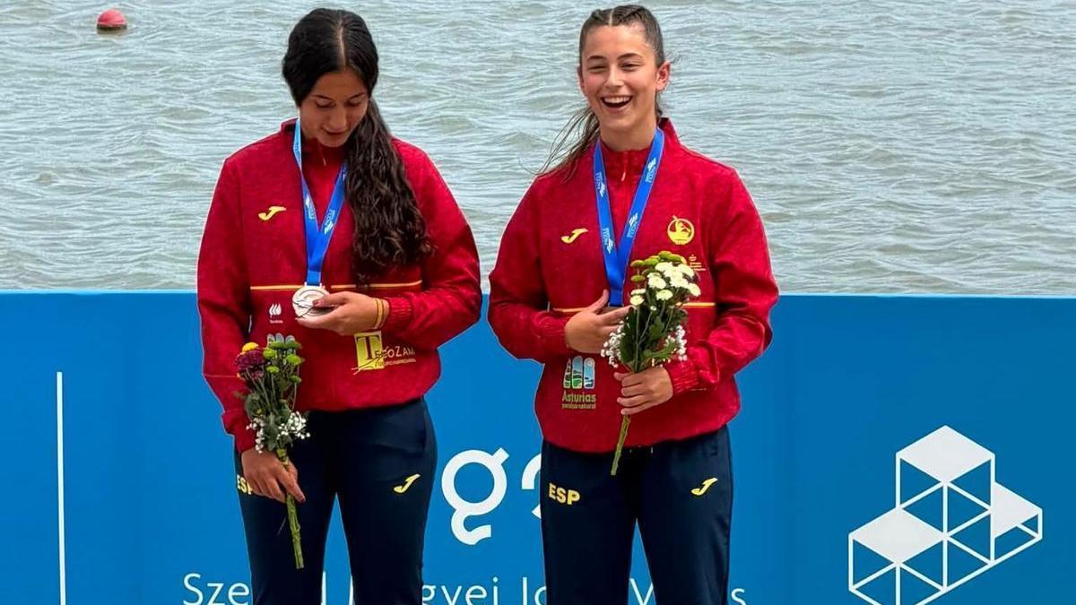 Lucía Pizarro y Silvia Gago, en el podio de Hungría.