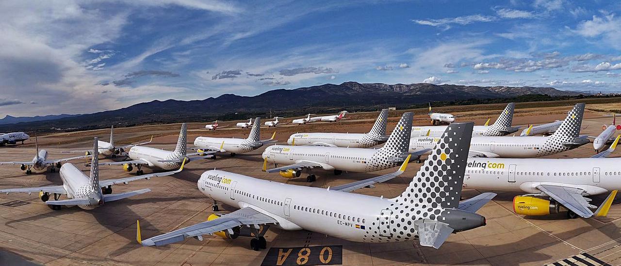 Algunas de las aeronaves estacionadas en el Aeropuerto de Castelló por la pandemia. | LEVANTE-EMV