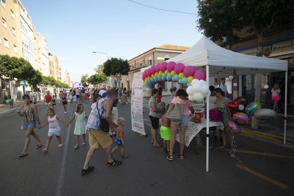 Fiesta del comercio local en la avenida 9 d'Octubre del Port de Sagunt