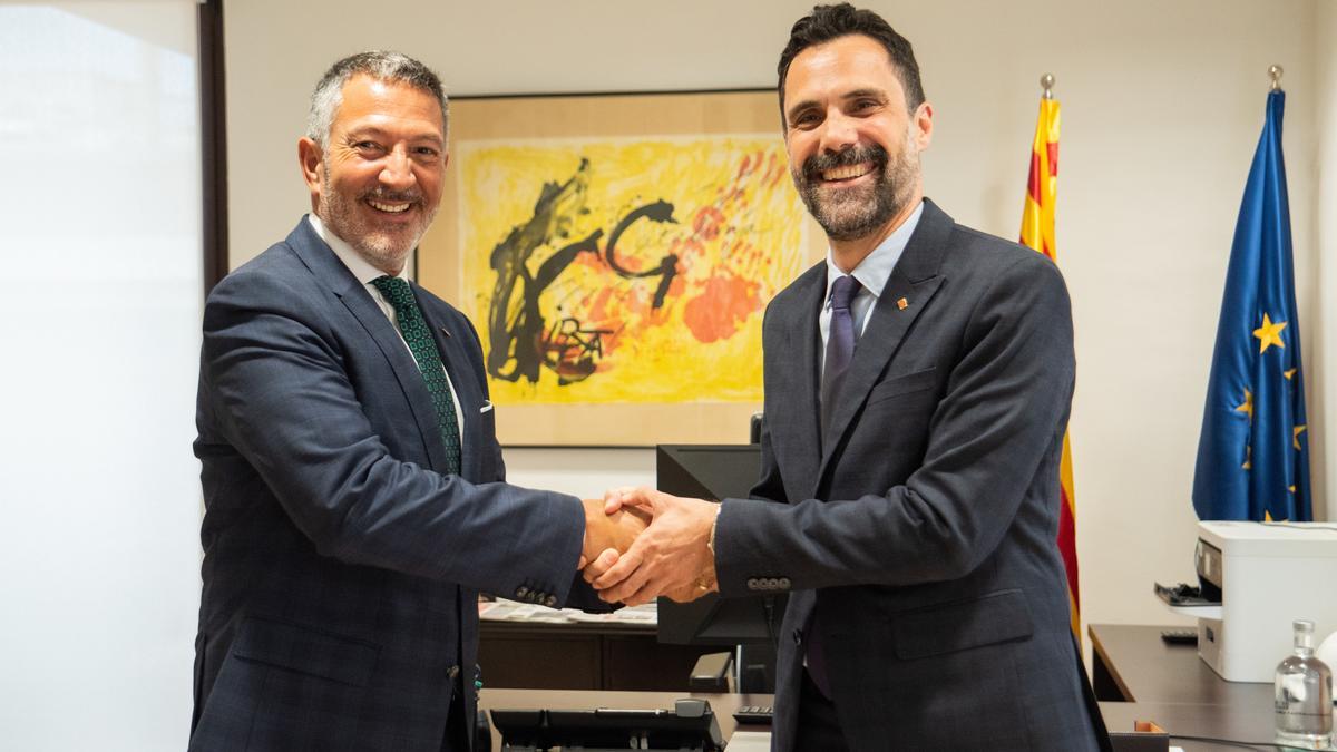 El recién nombrado conseller de Empresa y Trabajo de la Generalitat, Miquel Sàmper, recibe la carpeta del departamento de la mano del ya exconseller Roger Torrent