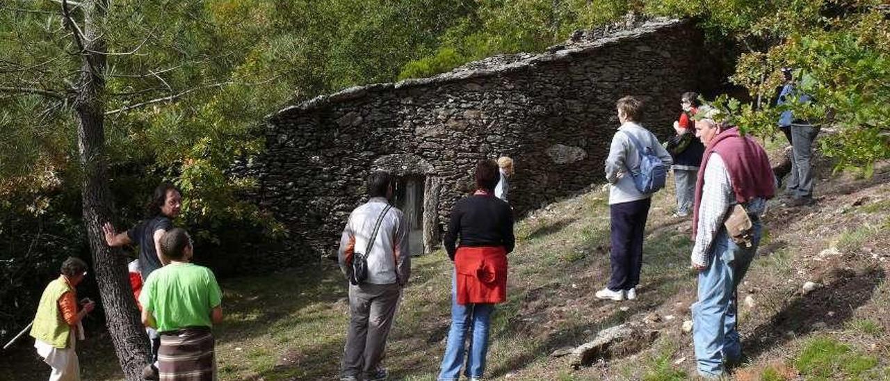 Un grupo de senderistas, en un monte de la parroquia de Zobra. // Bernabé/Javier Lalín