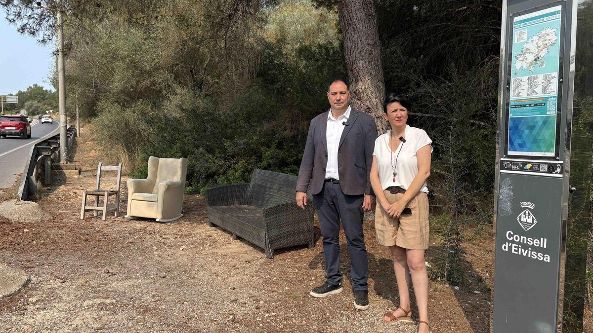 Víctor Torres y Elena López en la parada del Cruce de los Cazadores, donde los usuarios han puesto asientos