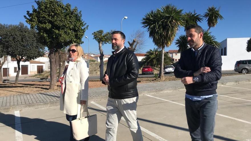 Rafael Saco, en el centro, durante su visita a la urganización El Señorío de Pedro Abad.