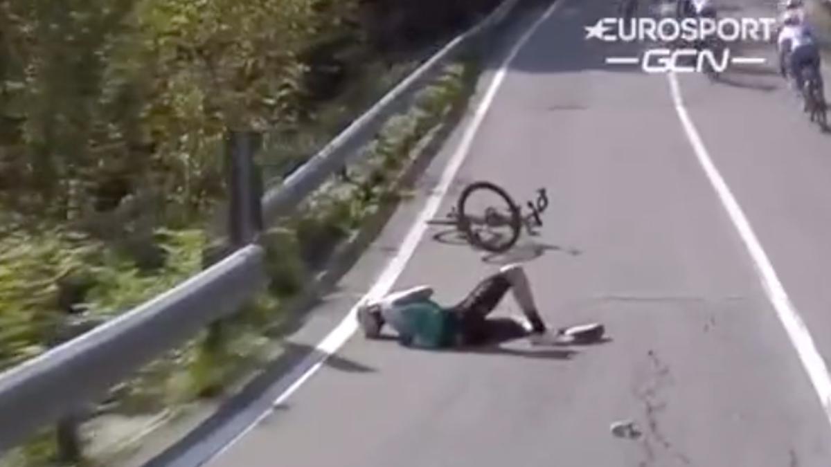 Mikel Nieve en el suelo tras su caída
