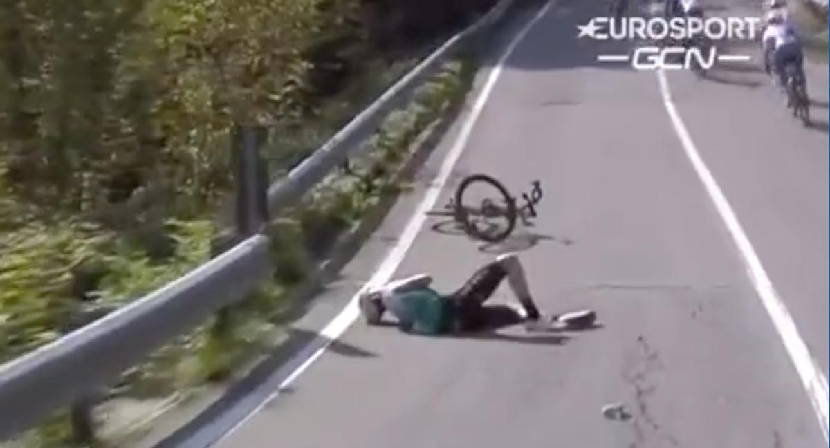 Mikel Nieve en el suelo tras su caída