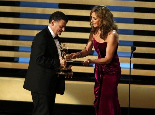 Allison Janney entrega el premio a Steven Moffat por "Sherlock:su último voto"