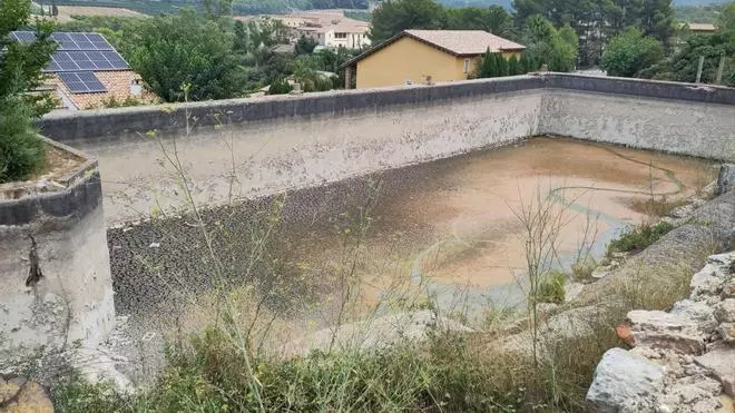 Cuatro meses sin agua encienden las alarmas sobre la conservación de la balsa del monasterio de Carcaixent