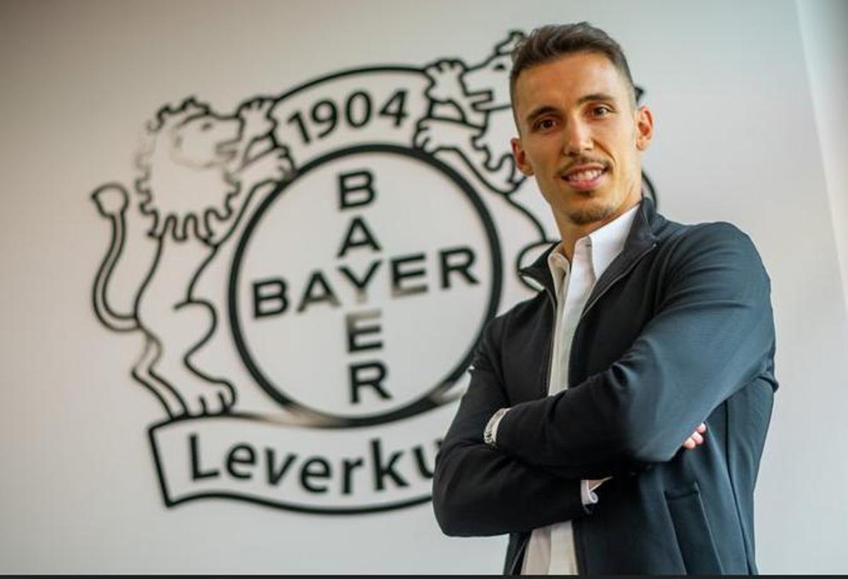 El valenciano ya posa junto al escudo del Bayer Leverkusen tras firmar su contrato hasta 2027