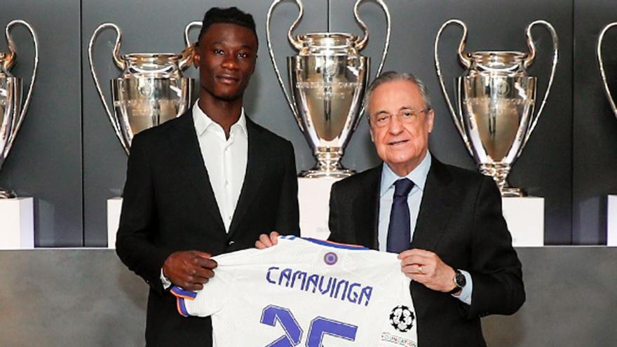 Camavinga, que llevará el número 25, junto a Florentino Pérez.