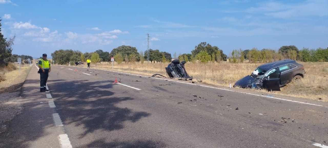 Los vehículos implicados, instantes después del accidente en Badajoz.