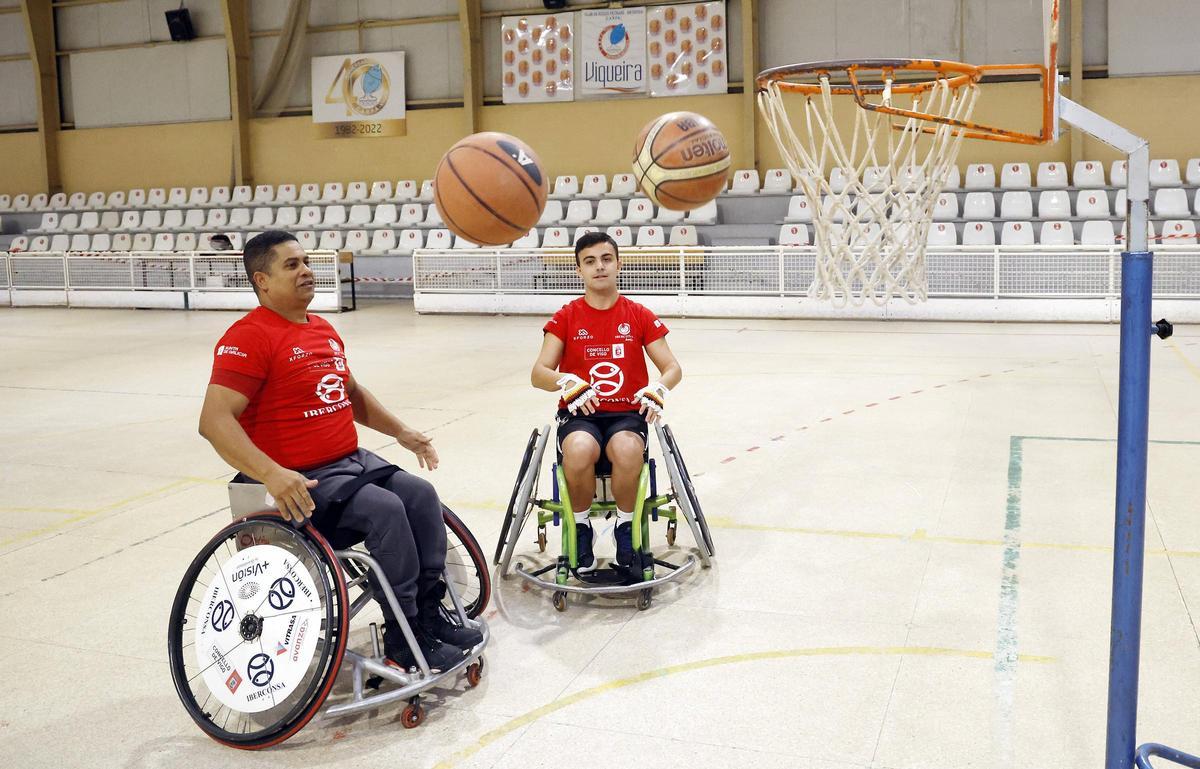 Dos jugadores, en el pabellón del Carmen.