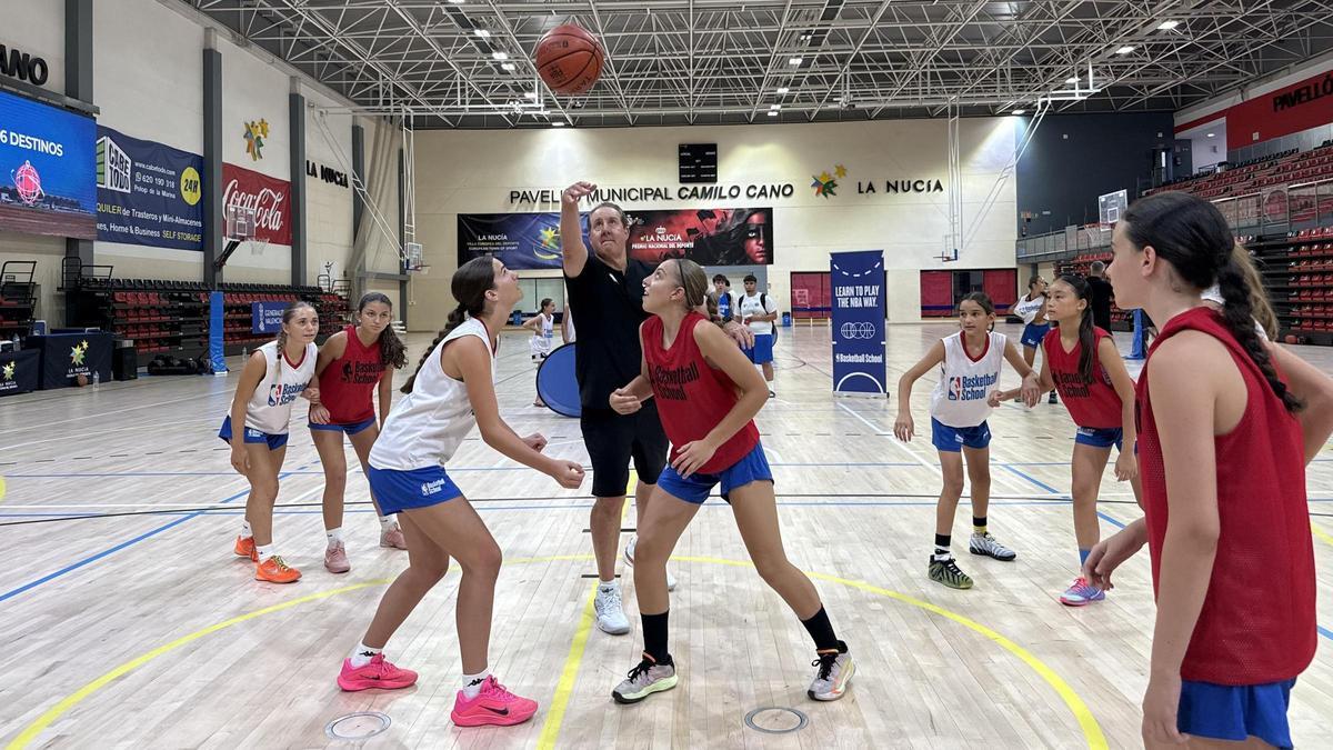 Bryan Gates es el protagonista de la formación de la segunda semana del campus de verano de la NBA Basketball School en La Nucía.
