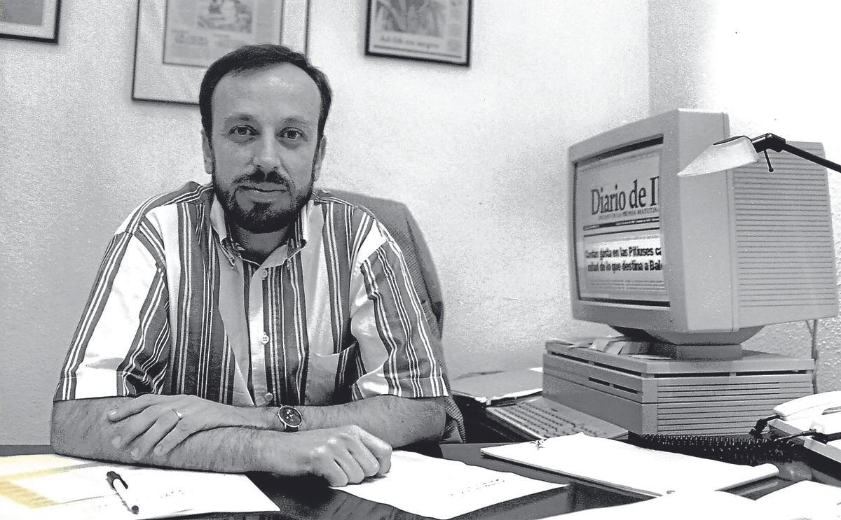 Joan Serra en su despacho en su etapa como director de Diario de Ibiza.