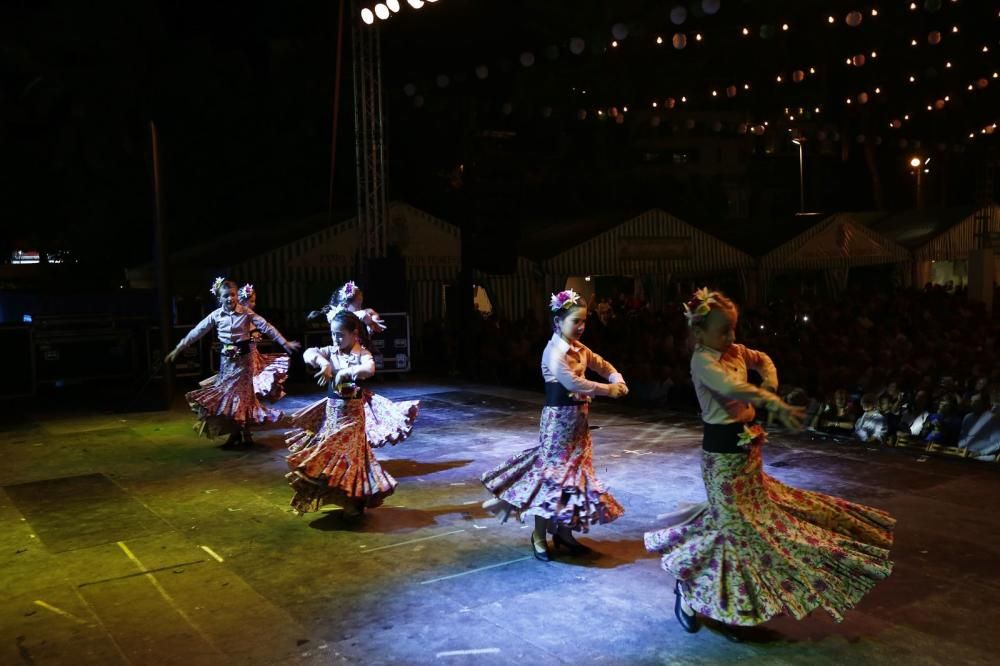 La Feria de Sevillanas 2017 comenzó anoche con una gran afluencia de público, actuaciones flamencas y de sevillanas, gastronomía y casetas, en el recinto portuario de Torrevieja