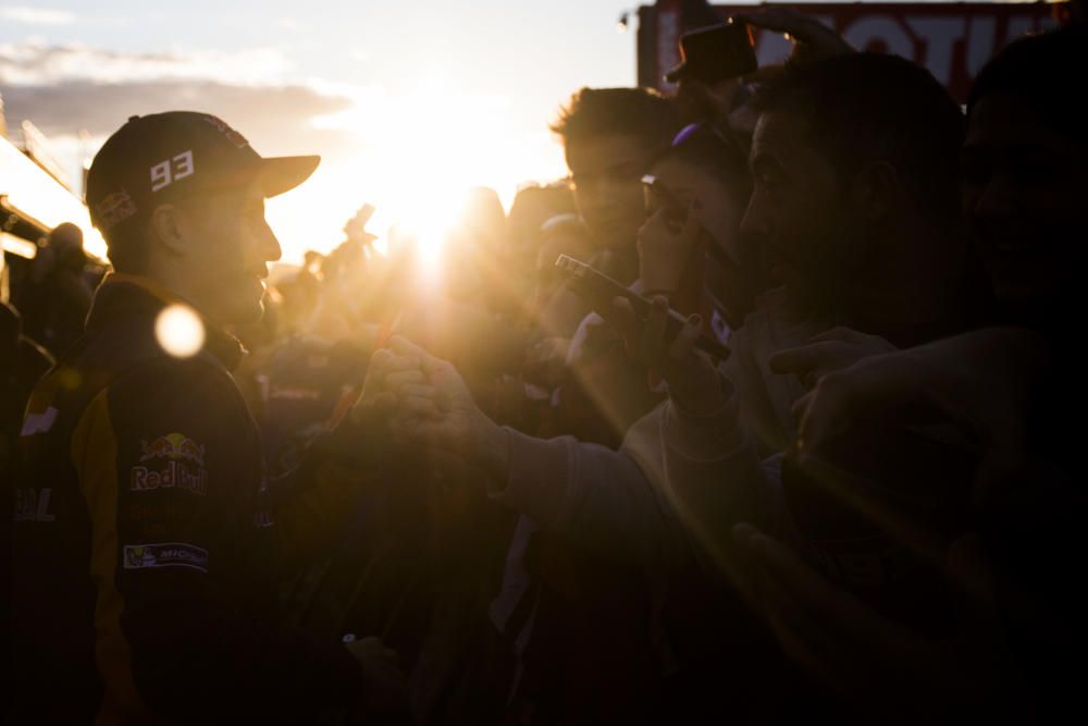 Marc Marquez firma autógrafos a los aficionados que acudieron a ver a los pilotos durante la jornada de puertas abiertas en el circuito Ricardo Tormo de Cheste, el conocido como "Día de los Campeones".