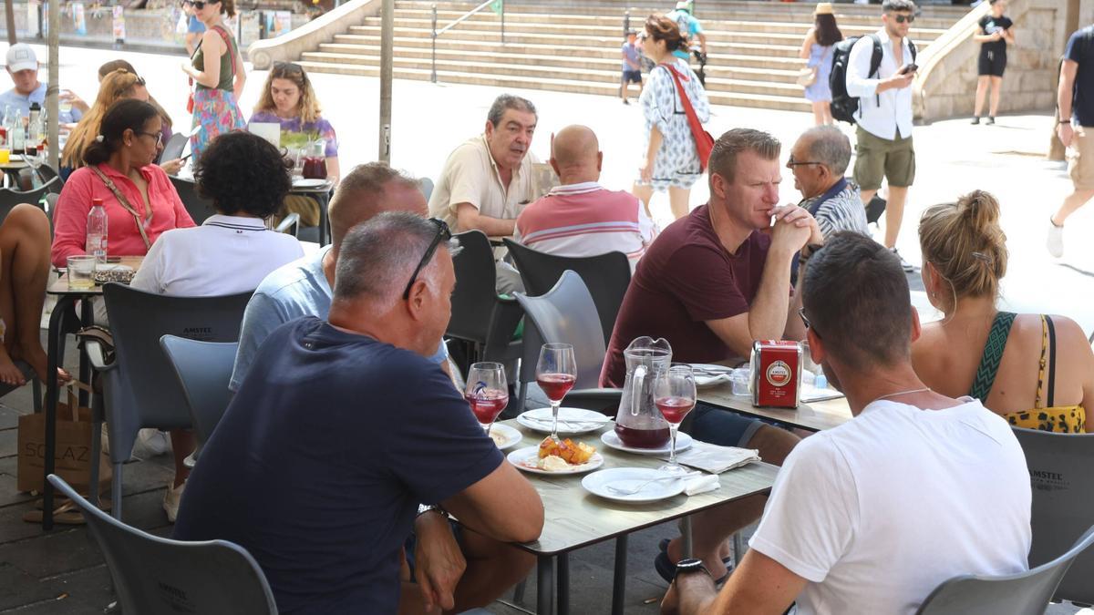 Turistas extranjeros en una terraza del centro de València durante este verano.