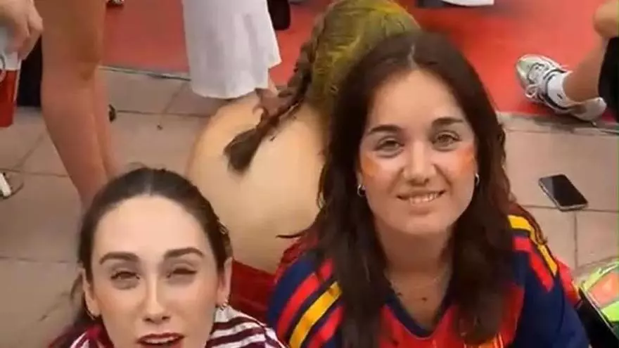 Un grupo de aficionados ofrece su pronóstico para la final del mundial