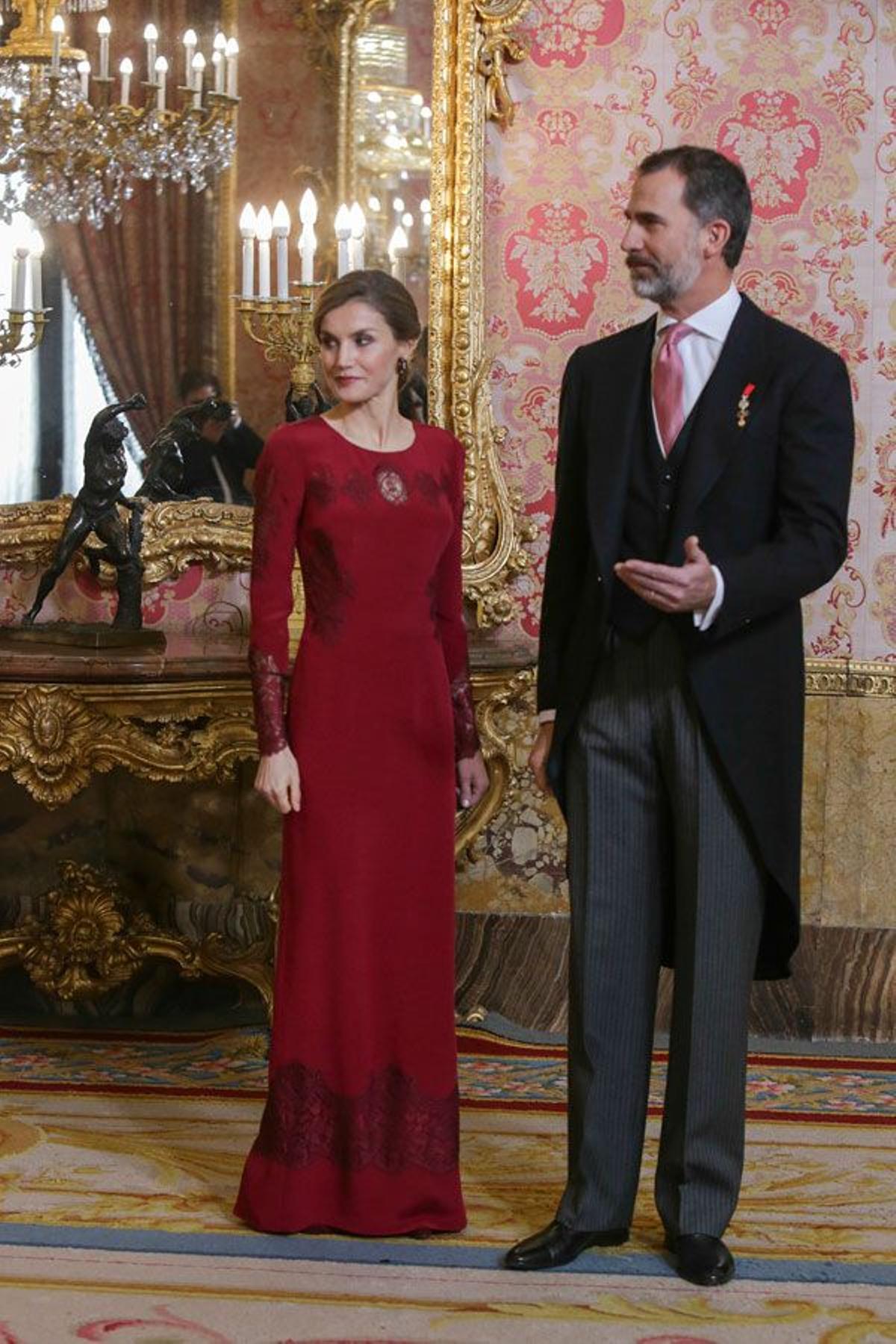 Encaje, rojo y Felipe Varela para Letizia Ortiz