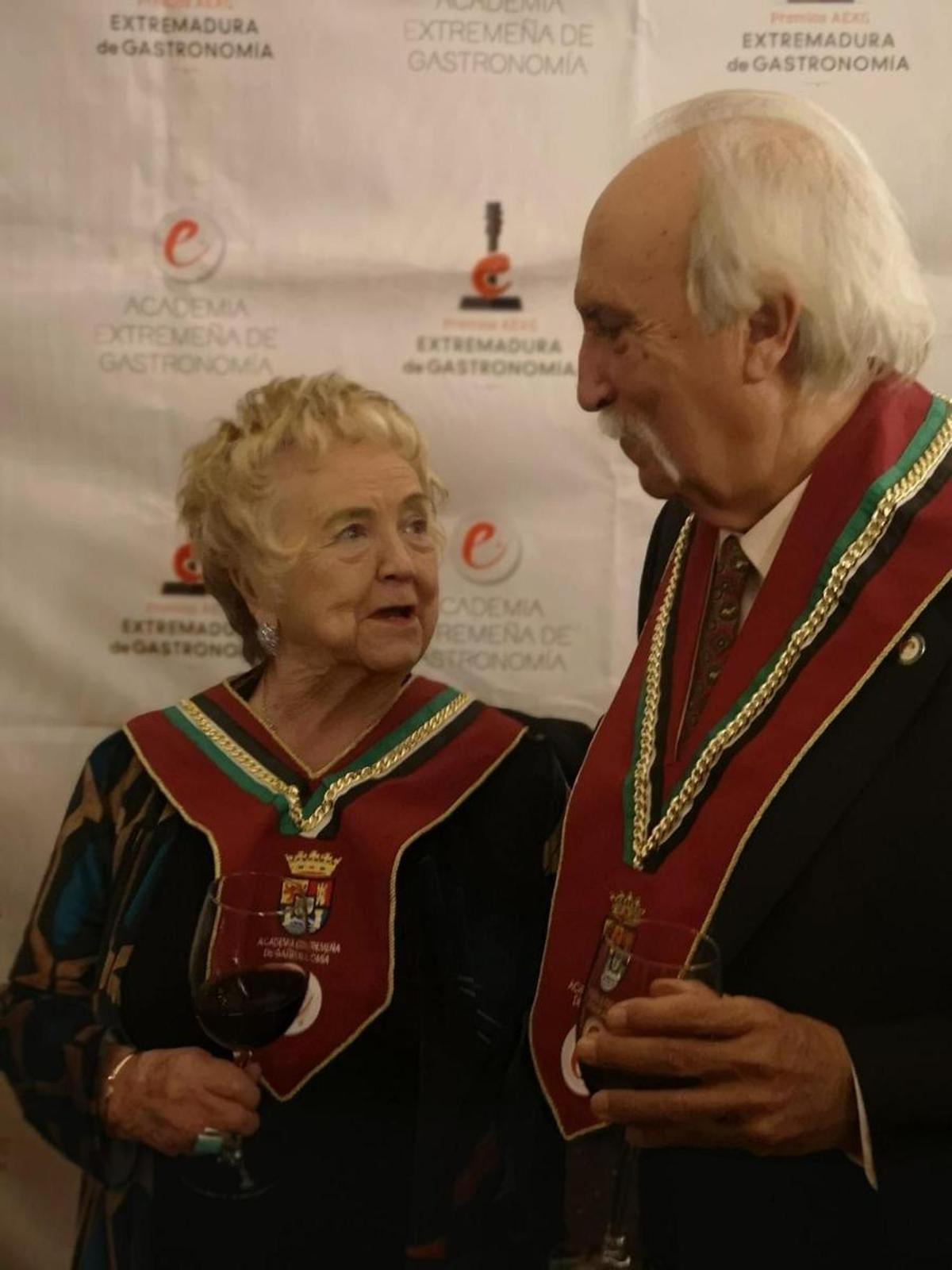 Isabel Mijares durante la entrega de premios de la Academia de Gastronomía con el arquitecto cacereño Ángel González.