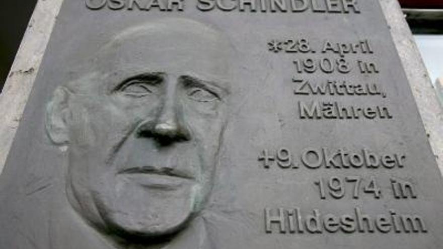 Placa conmemorativa de Oskar Schindler en la casa que éste habitó en el Bahnhofsviertel de Francfort