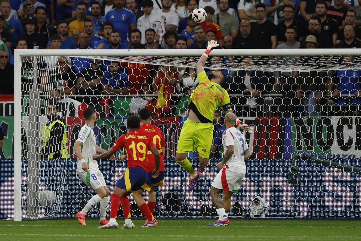 El guardameta de la selección italiana, Gianluigi Donnarumma, despeja un balón rematado por el centrocampista de España, Pedri, en la Eurocopa 2024
